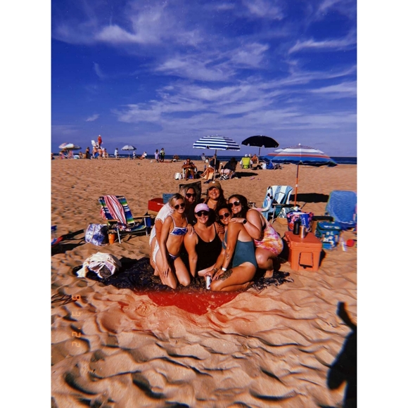 Meet your Posher, Lauren - Picture 1 of 3